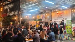 Malam Minggu di Warung Seblak Pangeran Diserbu Pengunjung, Kuliner Lezat dan Karaoke Gratis Jadi Magnet