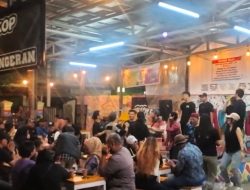 Malam Minggu di Warung Seblak Pangeran Diserbu Pengunjung, Kuliner Lezat dan Karaoke Gratis Jadi Magnet