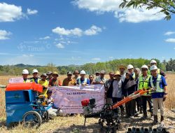 PT TAJ Bantu Petani Mangkauk, Serahkan Traktor dan Mesin Perontok Padi