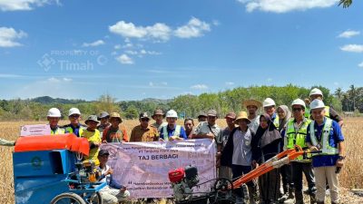 PT TAJ Bantu Petani Mangkauk, Serahkan Traktor dan Mesin Perontok Padi
