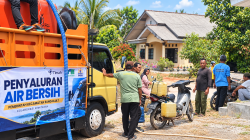 PT TIMAH Kolaborasi Penuhi Kebutuhan Air Bersih Warga Terdampak Kekeringan di Sungailiat